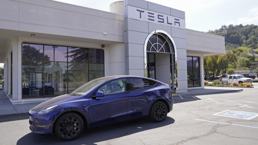 Tesla povlači 1,1 milion vozila u SAD zbog greške