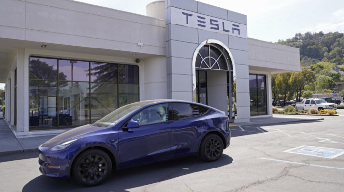 Tesla povlači 1,1 milion vozila u SAD zbog greške