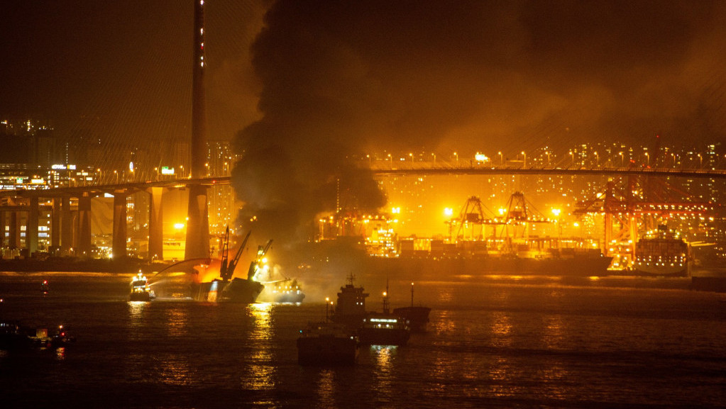 Veliki požar u luci u Hongkongu vatrogasci gasili punih šest sati, potonulo 10 brodova
