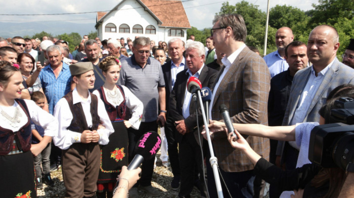 Vučić posetio crkvu u Deževi: Izgraditi puteve koji će povezati sela
