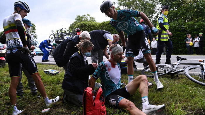 Dva velika pada na Tur de Fransu: Nesmotrena gledateljka srušila 50 biciklista, ima povređenih