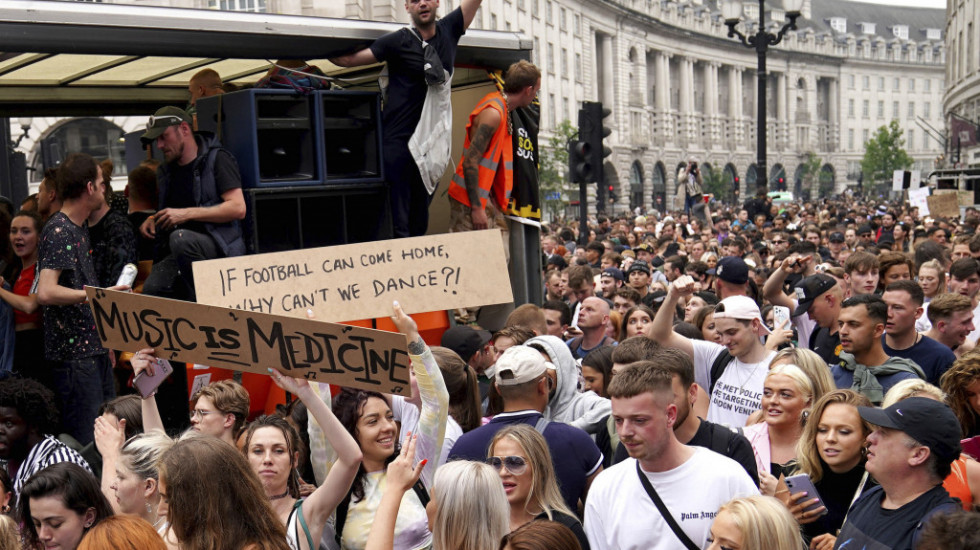 Protest zbog ograničenja u industriji zabave: Di-džejevi pratili kolonu kroz centar Londona