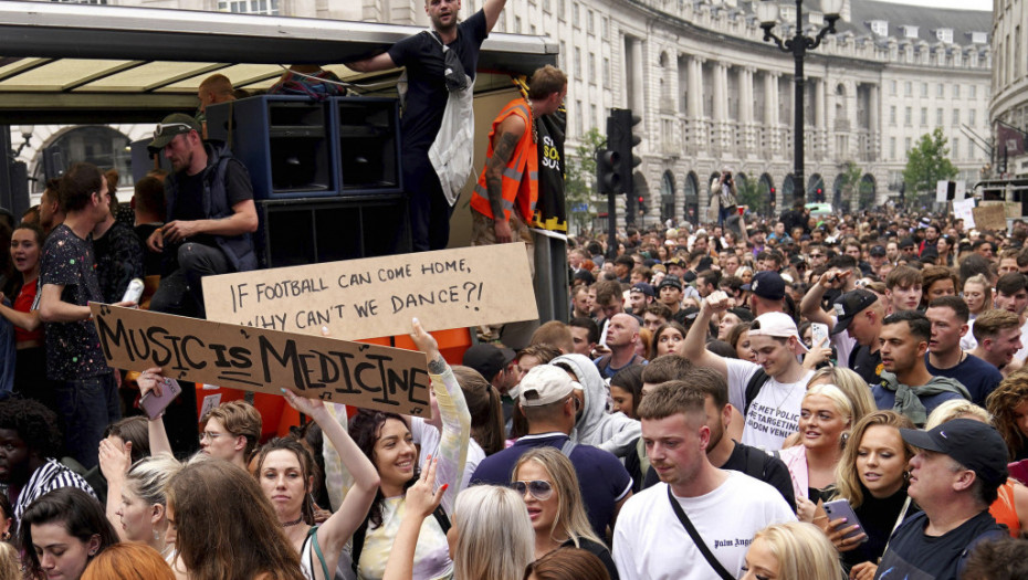 Protest zbog ograničenja u industriji zabave: Di-džejevi pratili kolonu kroz centar Londona