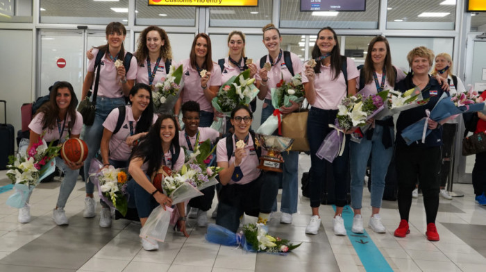 Spontani doček košarkašica na beogradskom aerodromu: Aplauzi i cveće za prvakinje Evrope