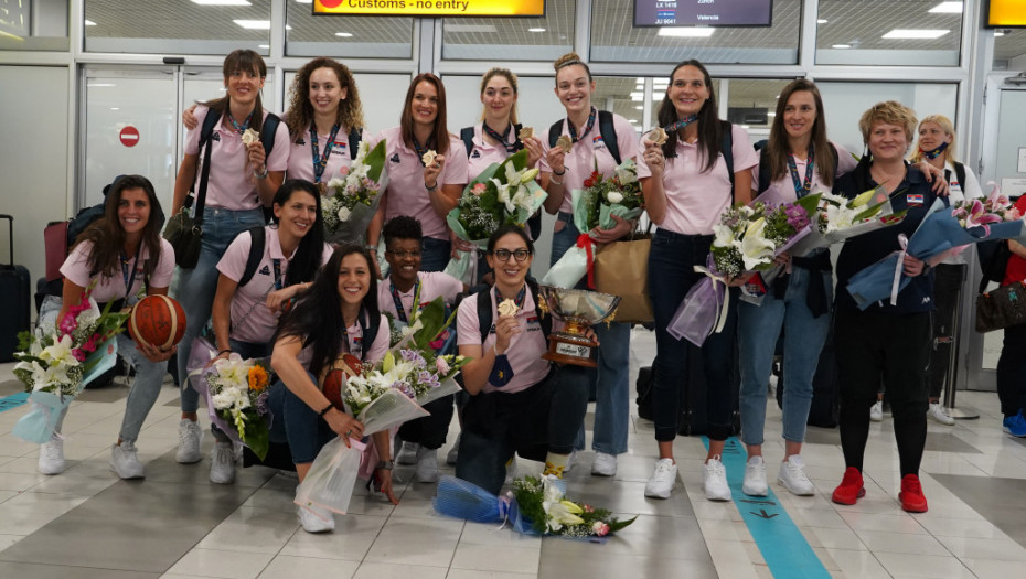 Spontani doček košarkašica na beogradskom aerodromu: Aplauzi i cveće za prvakinje Evrope