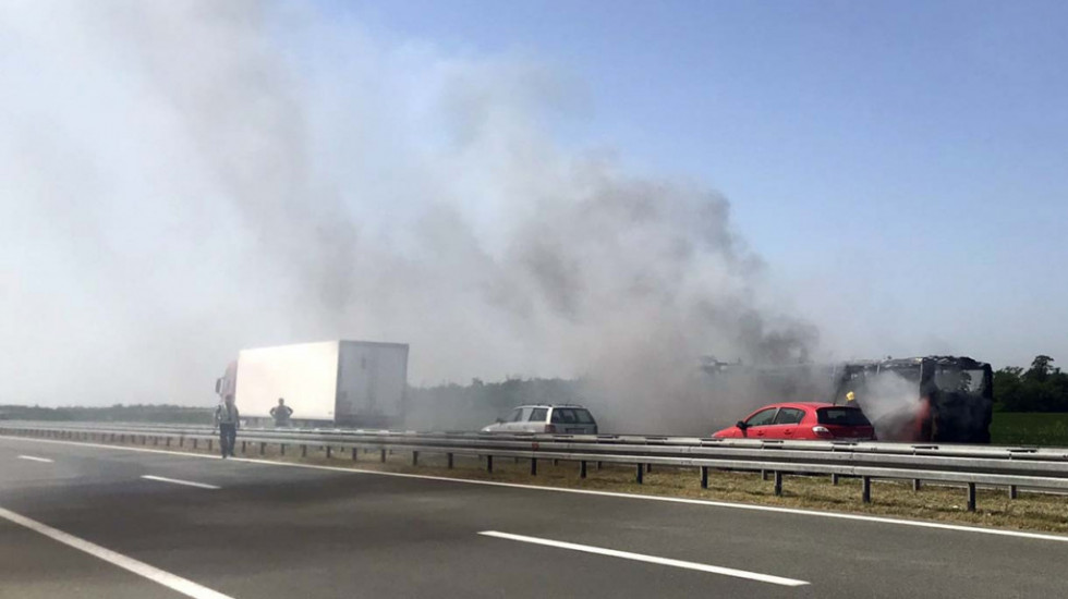 Izgoreo autobus "Niš ekspresa" kod Bačke Topole, po putnike došlo drugo vozilo istog prevoznika