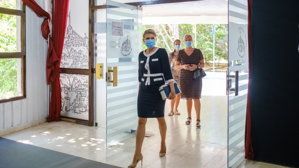 Poslanica SDP-a zadržana na aerodromu "Nikola Tesla", oglasila se zvanična Podgorica