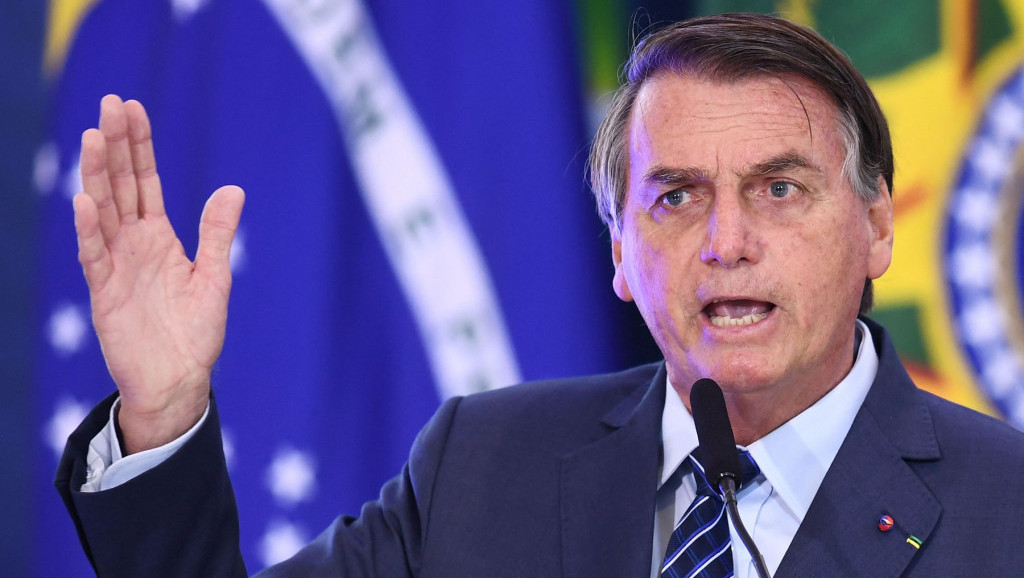 Bolsonaro "šokiran" cenama goriva u Britaniji, snimao se na pumpi kad je dolazio na sahranu kraljice (VIDEO)