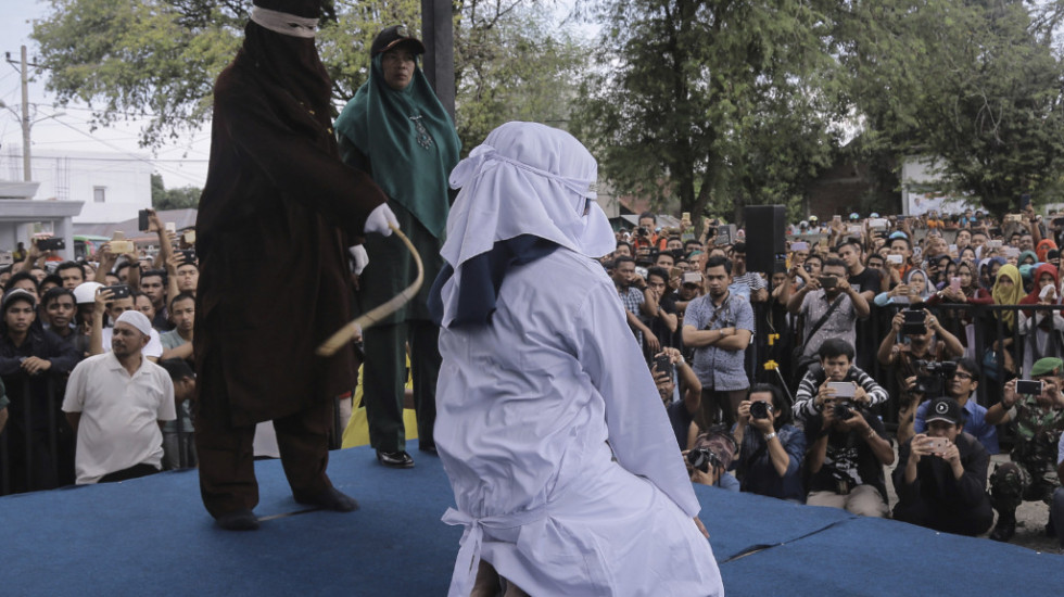Javna bičevanja zbog kršenja šerijatskih zakona u Indoneziji, okupljeni telefonima snimaju izvršenja kazni