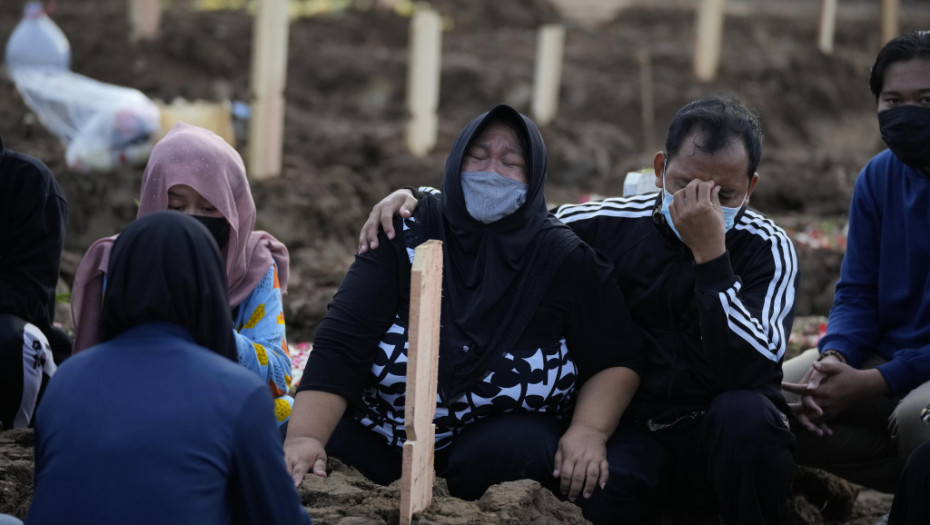 Delta soj razara Indoneziju: U bolnicama odavno nema mesta, a dozvoljene su i masovne grobnice