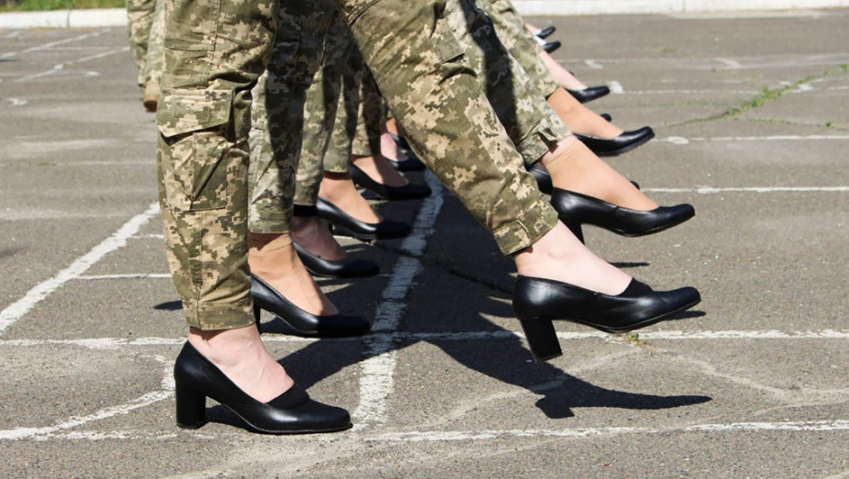 Vojska Ukrajine na meti kritika zbog marša pripadnica oružanih snaga u štiklama