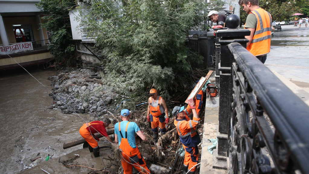 Najmanje 64 osobe evakuisane su iz oblasti pogođenih poplavama na Krimu