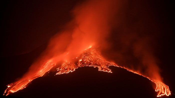 Proradila Etna, čulo se nekoliko eksplozija - iz kratera kuljaju "fontana lave" i dim