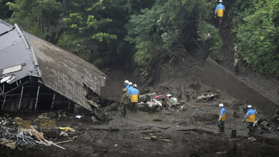Spasioci u Japanu tragaju za 27 nestalih u klizištu, nove kiše otežavaju potragu