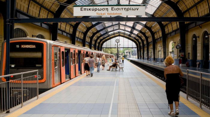 Metro u Atini staje večeras od 21h: Radnici traže klima uređaje u kabinama i slobodan dan