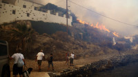 Veliki požar na Kritu - evakuisani kamperi, 60 vatrogasaca na terenu