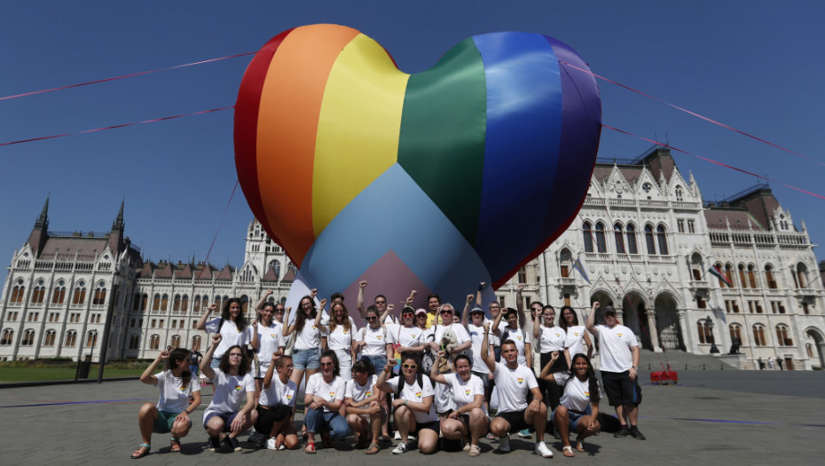 Stupio na snagu anti-LGBTQ zakon u Mađarskoj, balon u duginim bojama ispred parlamenta