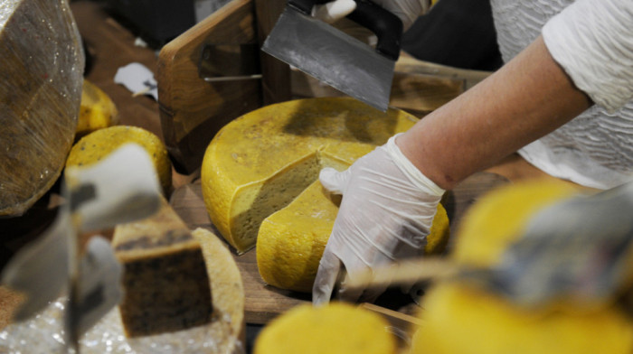Zaplenjeno 10 tona sira sa lažnim rokom trajanja: Inspekcija otkrila prevaru u mlekari u Kikindi