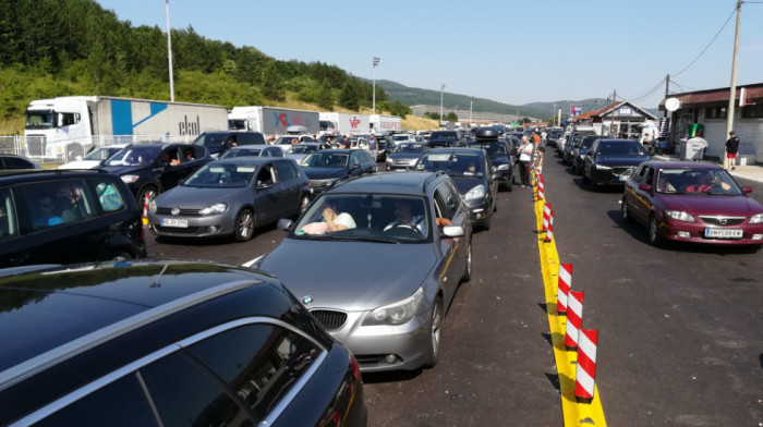 Gužve na granicama: Najduže zadržavanje na Gradini, kolone i na Horgošu i Batrovcima