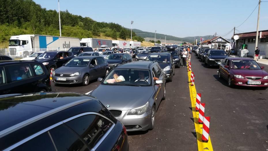 Gužve na granicama: Najduže zadržavanje na Gradini, kolone i na Horgošu i Batrovcima