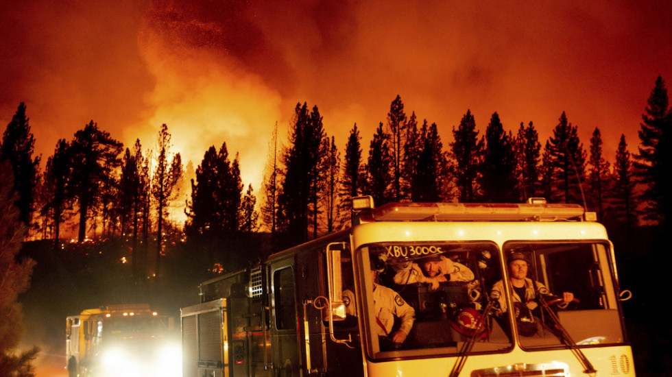 Veliki šumski požar na području Makarske, na terenu 90 vatrogasaca