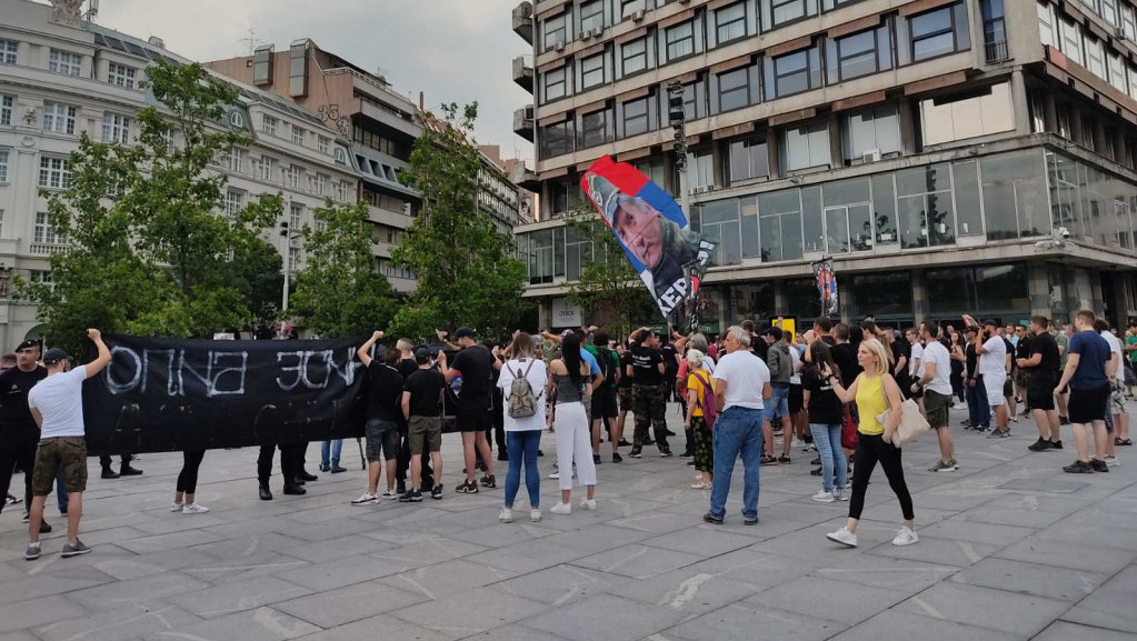 Performans "Žena u crnom" o Srebrenici na Trgu Republike, okupljeni desničari skandirali Karadžiću i Mladiću