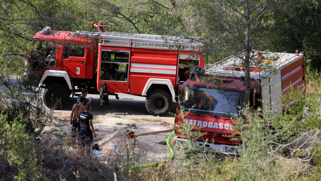 Lokalizovan veliki šumski požar kod Omiša, izgorelo oko 15 hektara borove šume