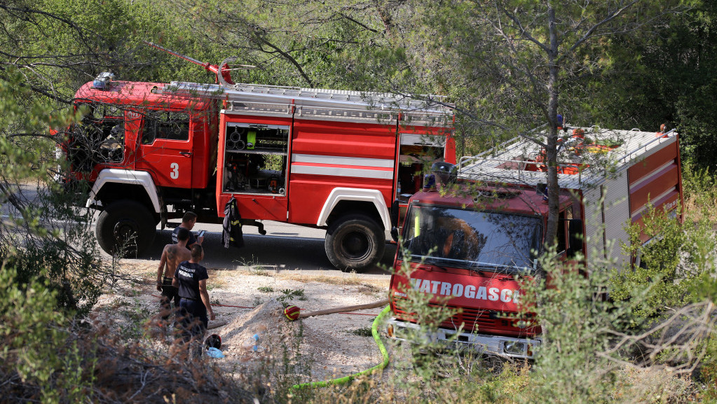 Lokalizovan veliki šumski požar kod Omiša, izgorelo oko 15 hektara borove šume