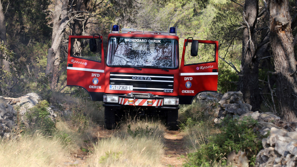 Veliki požar uz državni put u Hrvatskoj: Gori trava na prostoru dugačkom četiri kilometra, vatrogasne ekipe na terenu