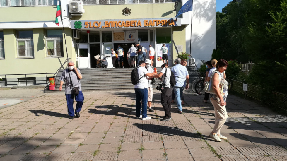 Bugari danas glasaju na parlamentarnim izborima, jedan od protivnika Borisova - pevač Slavi Trifonov