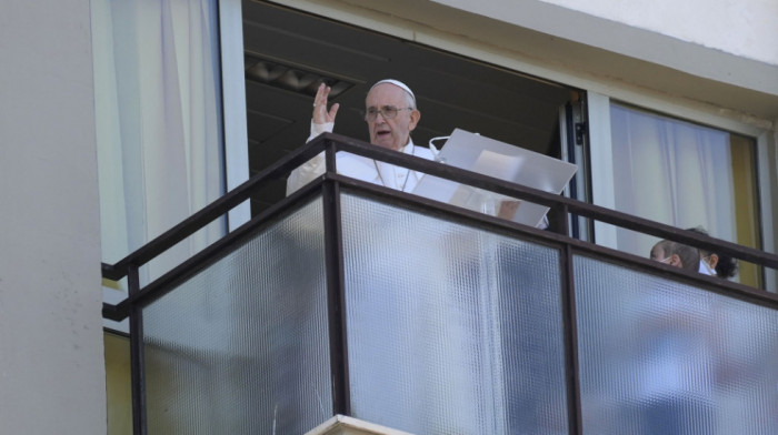 Papa Franja prvi put u javnosti nakon operacije, služio misu sa desetog sprata bolnice