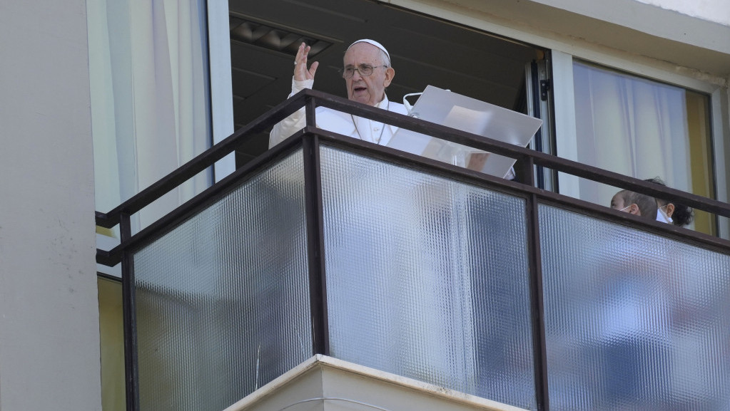 Papa Franja prvi put u javnosti nakon operacije, služio misu sa desetog sprata bolnice