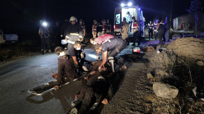 U Turskoj se prevrnuo kombi sa migrantima, poginulo najmanje 12 osoba