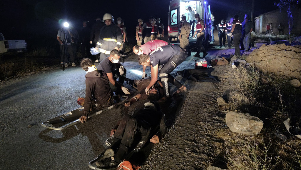 U Turskoj se prevrnuo kombi sa migrantima, poginulo najmanje 12 osoba