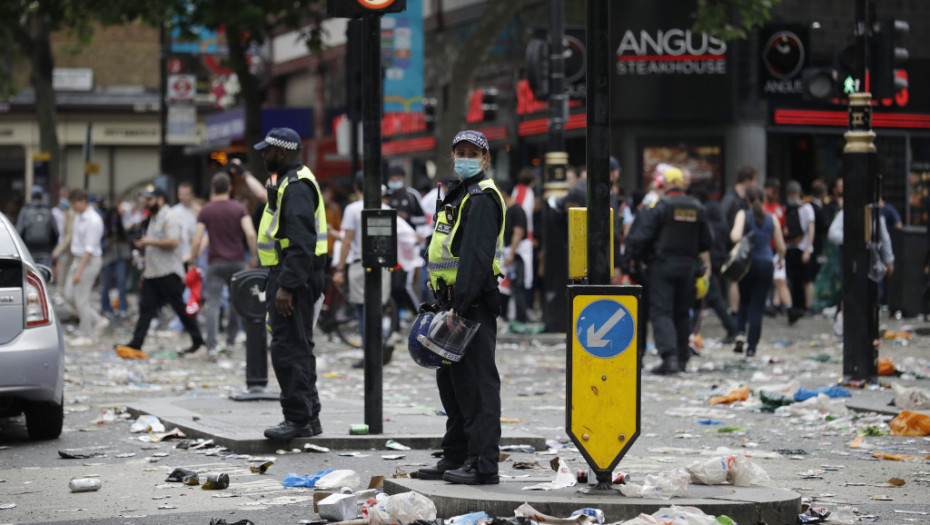Neredi ispred Vemblija pred finale Evropskog prvenstva, policija tvrdi da je bez karata ušao mali broj navijača