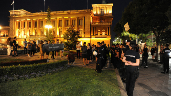 Policija i žandarmerija ispred Predsedništva: NVO palile sveće za žrtve Srebrenice, desničari pevali Mladiću i Karadžiću