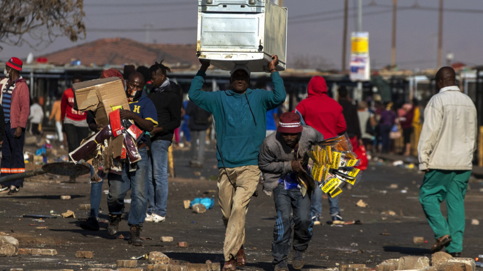 Šta je uzrok nereda na ulicama Južne Afrike: Posle hapšenja Zume više od 70 mrtvih, pljačke na svakom koraku