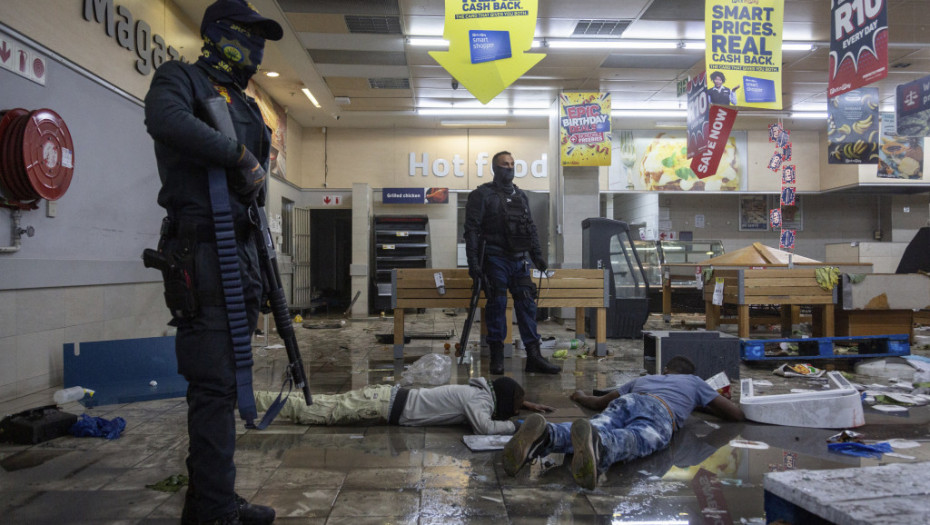 Vojska na ulicama Južne Afrike, sedmoro ubijeno u neredima nakon odlaska Zume u zatvor, među žrtvama i beba