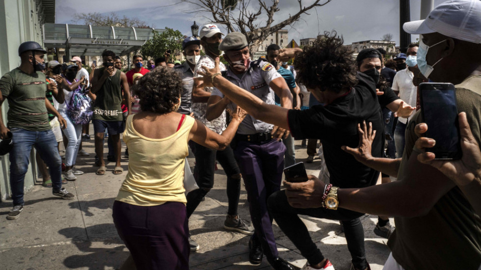 Jedna osoba poginula na protestima na Kubi