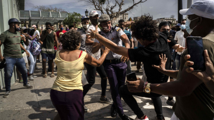 Jedna osoba poginula na protestima na Kubi