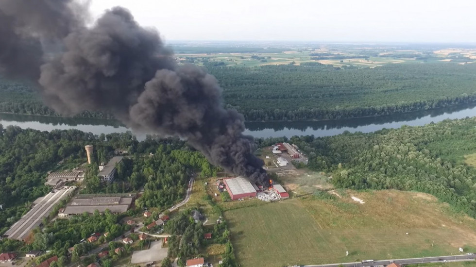 Gori fabrika plastike u Brčkom, povređeno 10 vatrogasaca