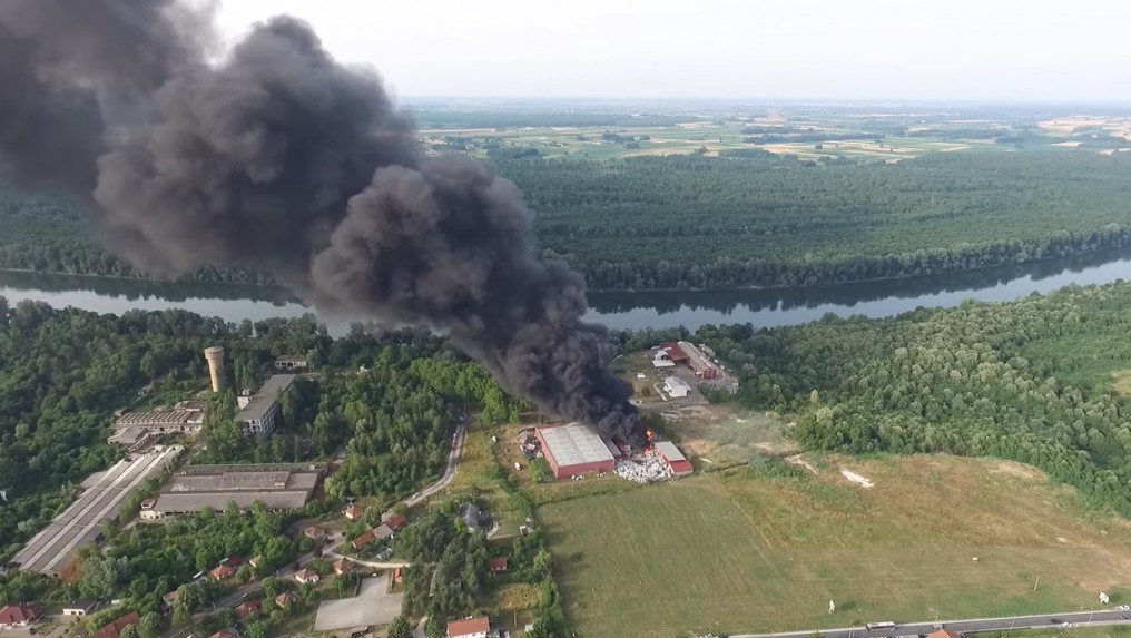Gori fabrika plastike u Brčkom, povređeno 10 vatrogasaca