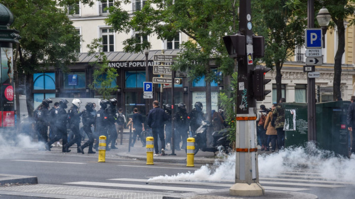 Suzavac u Parizu: Policija rasterale učesnike skupa protiv novih epidemijskih mera