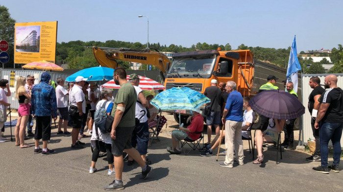 Nastavljen protest u Bloku 37: Na gradilištu stanari, obezbeđenje i policija - trenutno nema radova