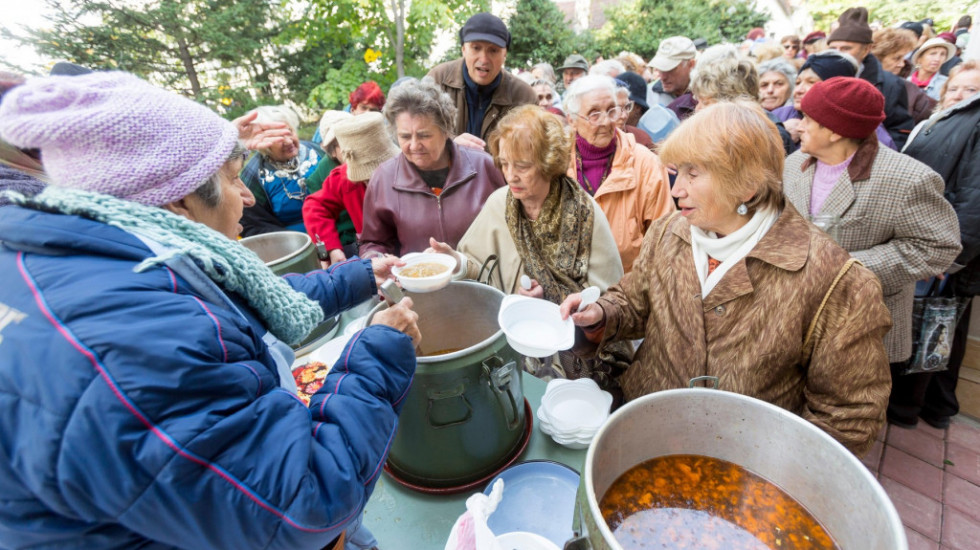 Dva poteza u borbi protiv siromaštva u Srbiji - svaki treći korisnik narodne kuhinje maloletan, na stolu nove mere