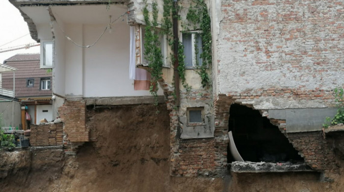 Urušio se deo stambene zgrade na Vračaru, evakuacija stanara (FOTO)