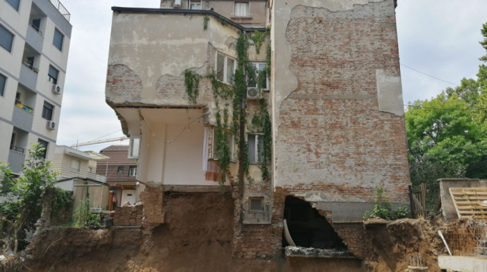 Projektant o urušavanju zgrade na Vračaru: Izvođač nije ispoštovao projekat, zgrada se neće urušiti kad se zatrpa rupa
