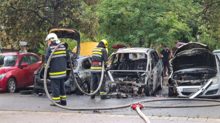 Izgorela tri automobila u Bulevaru Arsenija Čarnojevića