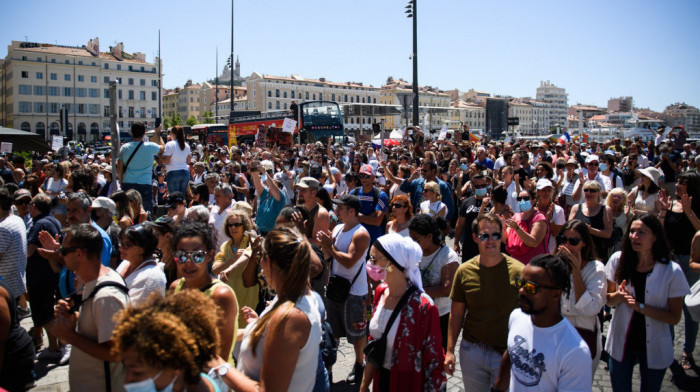 Protesti širom Francuske: Na hiljade ljudi marširalo zbog Makronovih mera