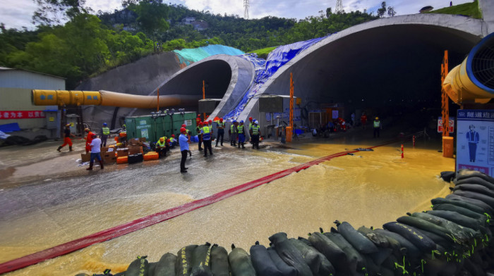 Poplavljen tunel u Kini, spasioci tragaju za 14 nestalih radnika